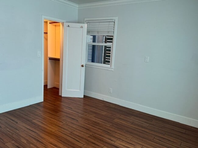 Building Photo - Custom one bedroom with large living room and much more!