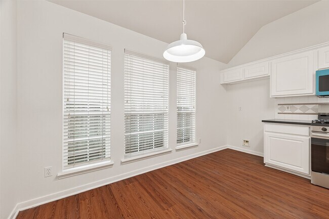 Building Photo - 2015 Waverly Glend Dr