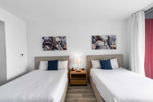 Building Photo - 2602 Hallandale Beach Blvd