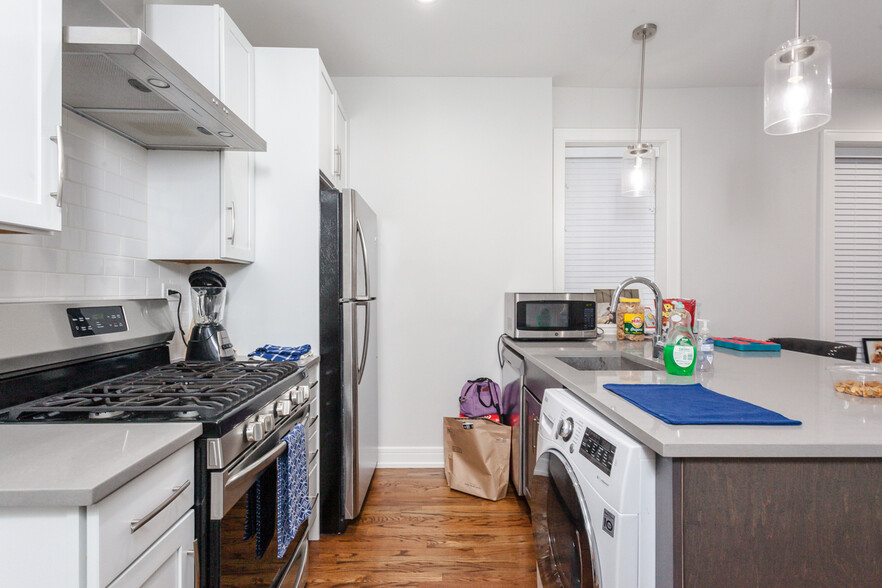 Building Photo - 2045 N Wolcott Ave