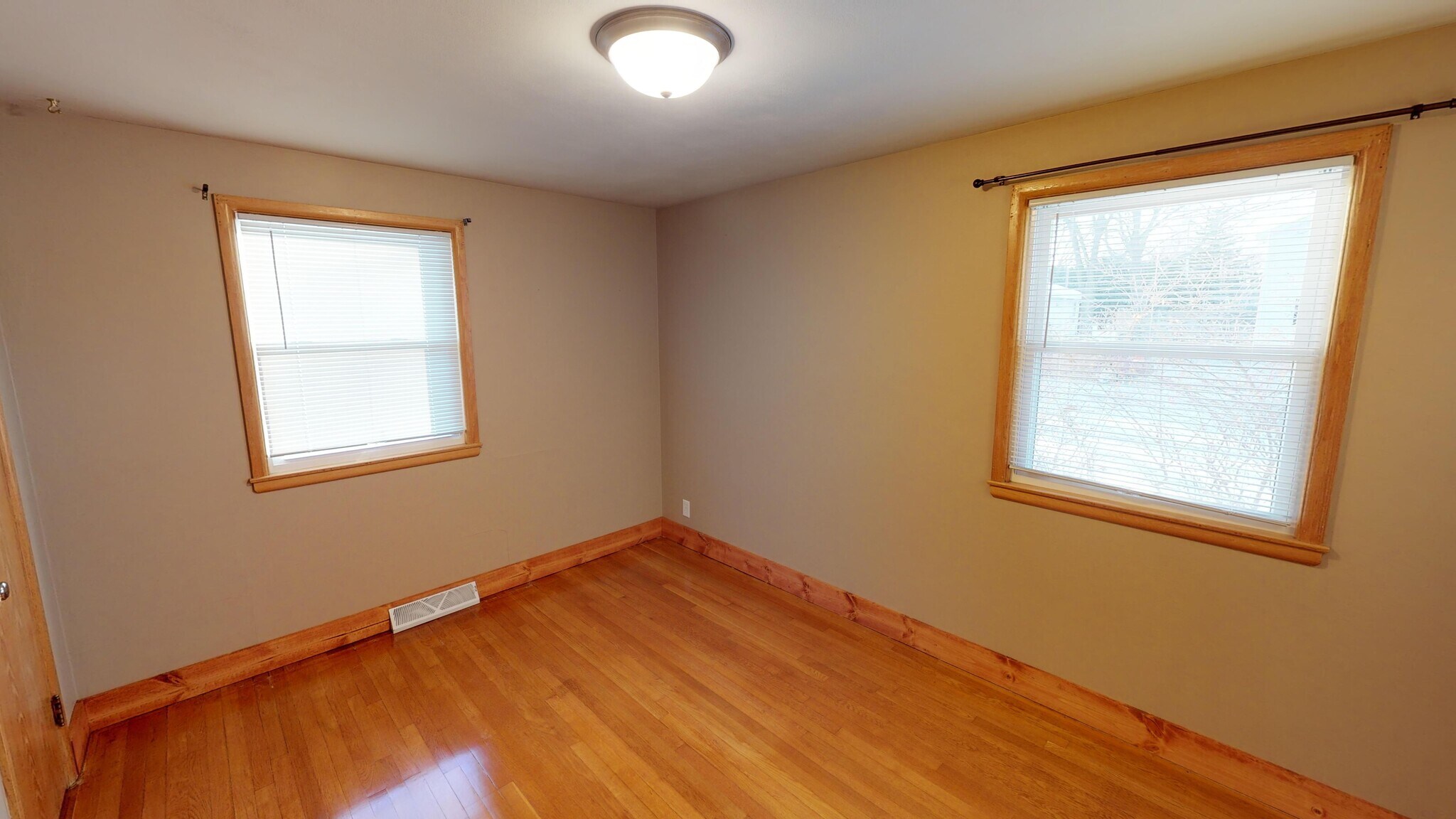 Building Photo - 907 E Harding Dr