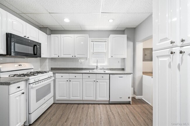 Building Photo - 17 Lawrence Ave