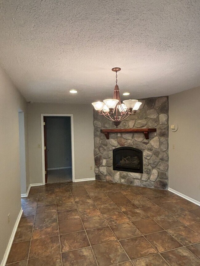 Building Photo - Spacious Home in Gaylord