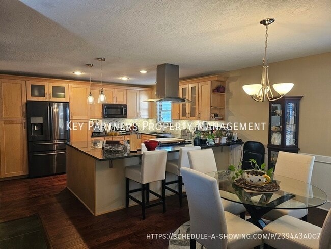 Building Photo - 620 N Sunset Dr