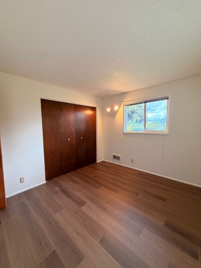 Building Photo - 2-Bedroom 1 1/2- bathroom Townhouse style duplex.