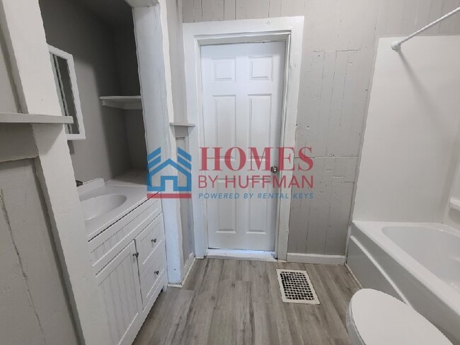 Building Photo - Two Bedroom House | Move in Special!