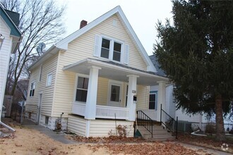 Building Photo - 2 Bedroom 1 Bathroom Home In Cedar Rapids!