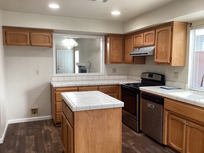 Building Photo - 3 Bedroom Home in Elk Grove