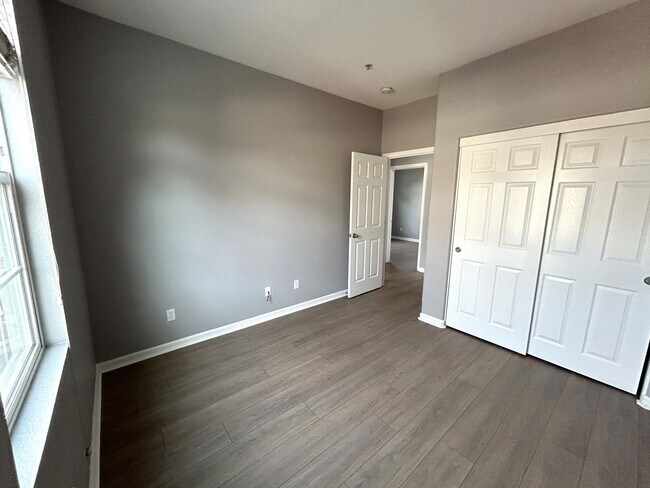 Building Photo - Spacious Elk Grove Townhome!!