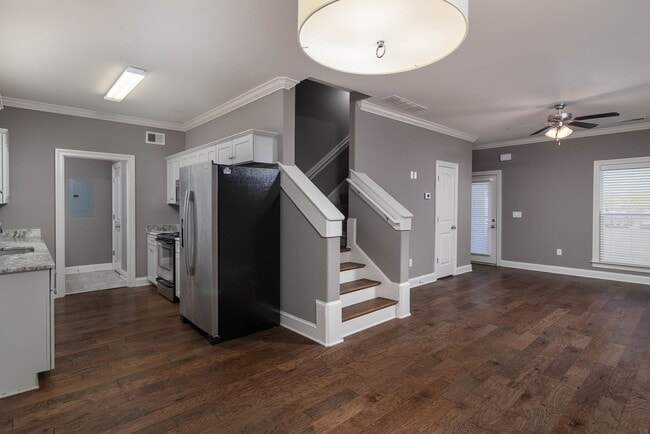 Building Photo - 530 Fifer Cir