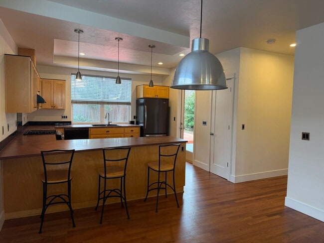 Building Photo - Beautiful 3 bedroom 2.5 bathroom house in a great neighborhood!