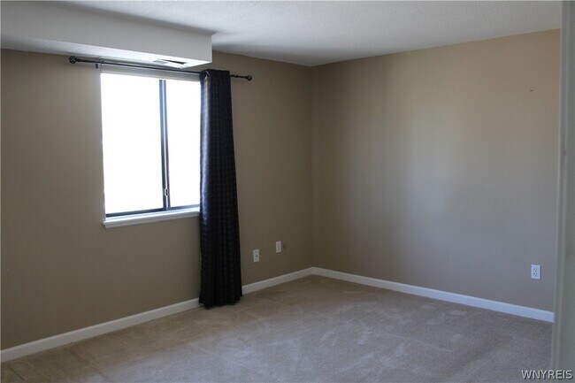 Building Photo - 3948 Ridge Lea Rd
