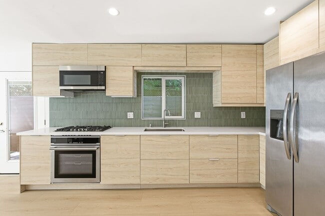 Building Photo - Beautiful modern 3 Bed + 2 Bath House