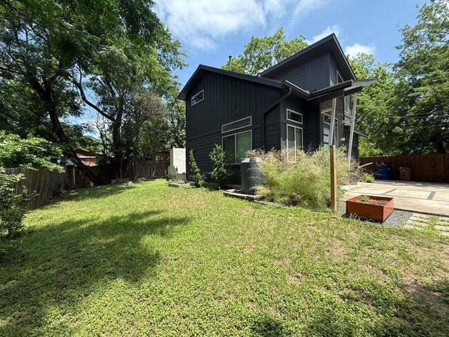 Building Photo - Gorgeous & modern free-standing home in ‘02!