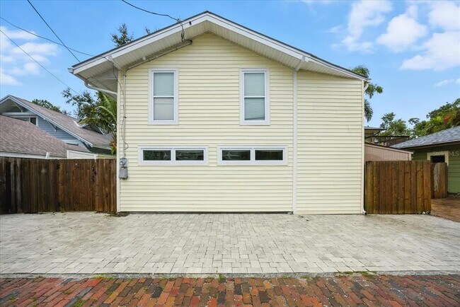 Building Photo - 221 13th Ave NE