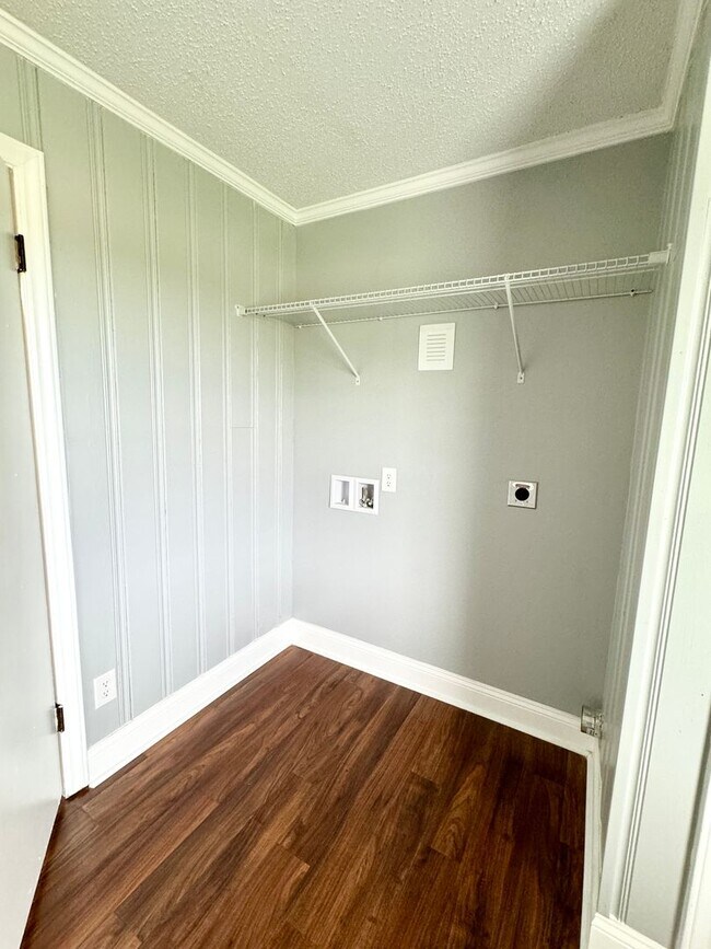 Building Photo - Move in ready! Fully Renovated with attent...