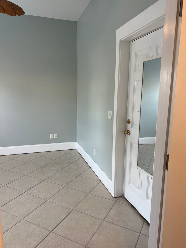 Building Photo - Carolina Beach - One Bedroom Studio/Room -...