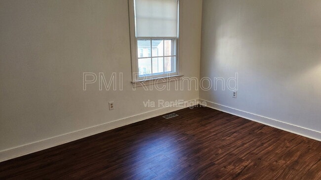 Building Photo - 2018 Cambridge Dr