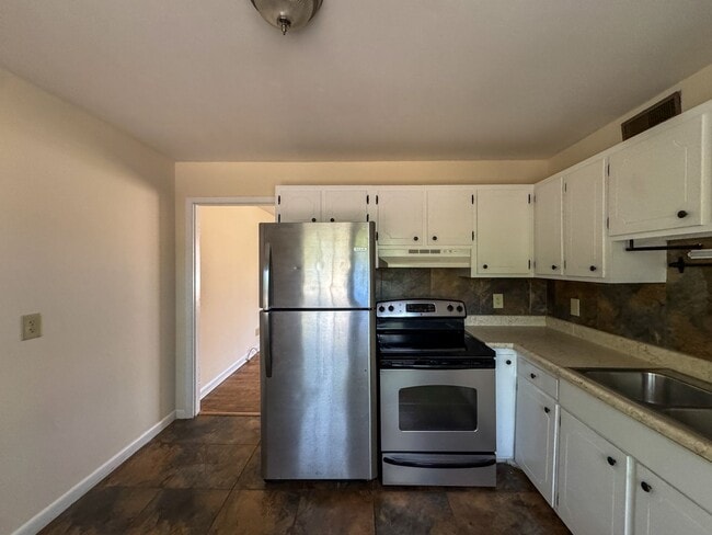 Building Photo - Conveniently Located 2 Bed 1.5 First Floor Unit