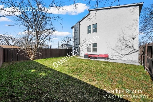 Building Photo - 204 N Getzendaner St
