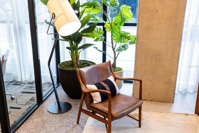 Building Photo - 1991 Main St