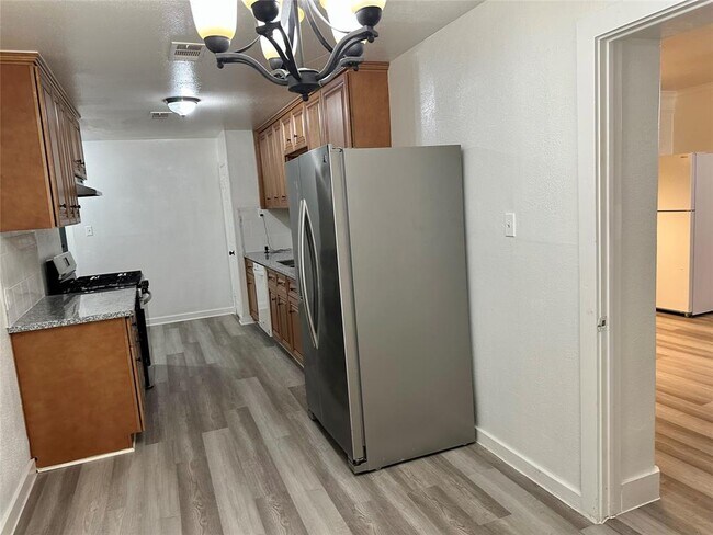 Building Photo - 530 Edgebrook Dr