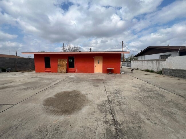 Building Photo - 2703 Diaz St