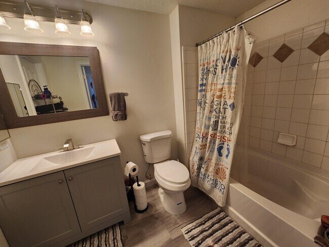 Building Photo - 2103 Myrtlewood Cir E