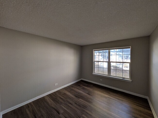 Building Photo - 3 Bedroom 1.5 Bathroom Hampden Neighborhood Townhome