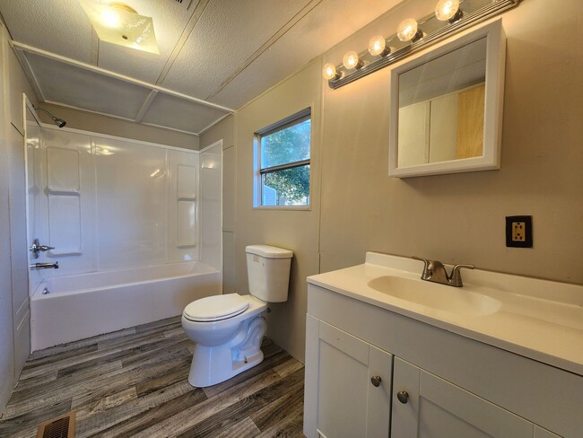 Building Photo - 2br - 2 Bed 2 Bath w/ screened porch and FULLY FENCED Backyard!
