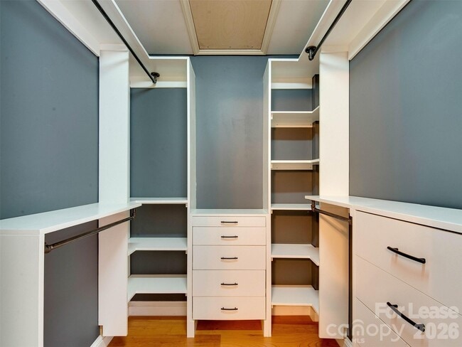 Building Photo - 2329 Kingsbury Dr