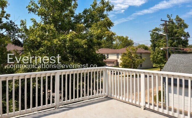 Building Photo - 1 Bed/1 Bath Condo with Garage Parking / Available Now!