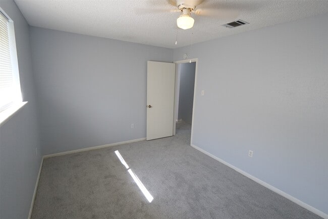 Building Photo - 19403 Long Lake Dr