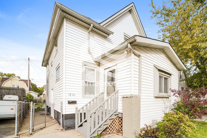 Building Photo - 1836 Superior St