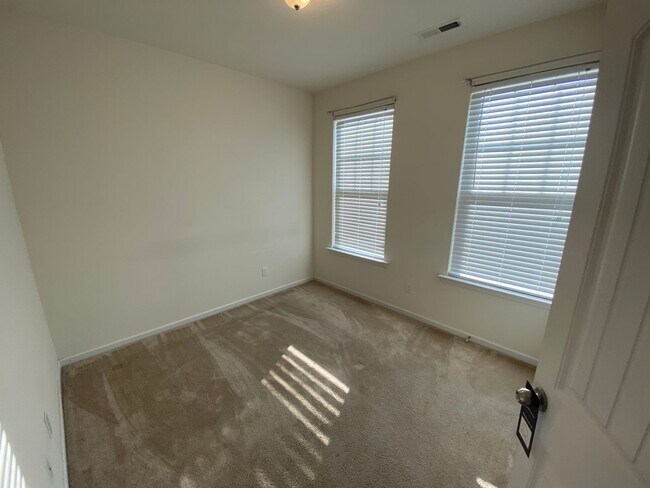 Building Photo - Room in 4 Bedroom Home at Bluegrove Rd