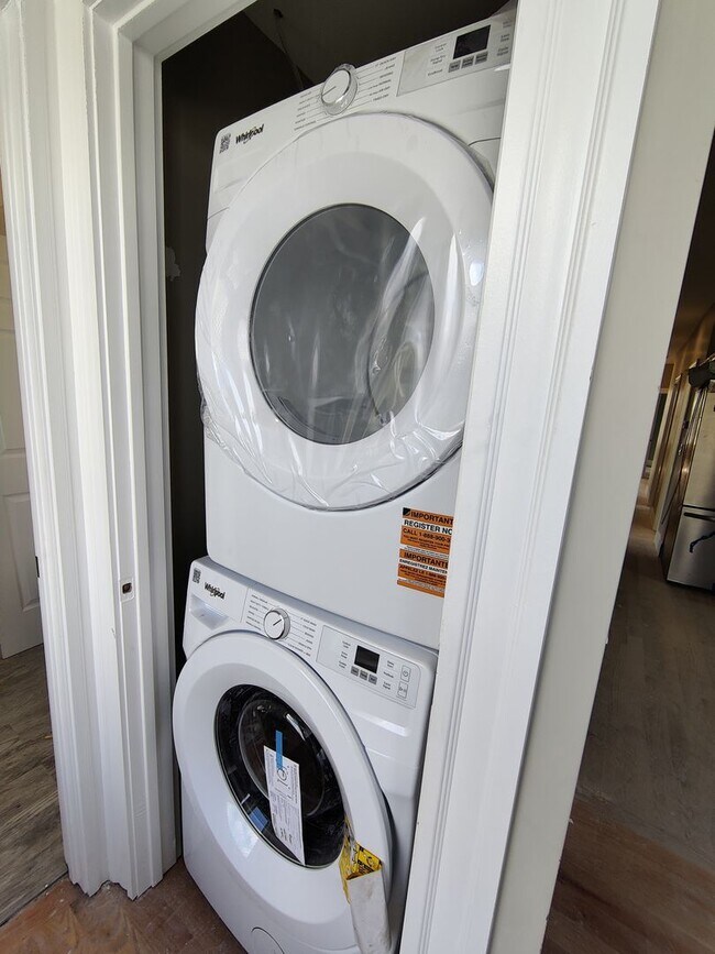 Building Photo - Brand New Unit, Central Heat, AC, In-Unit ...