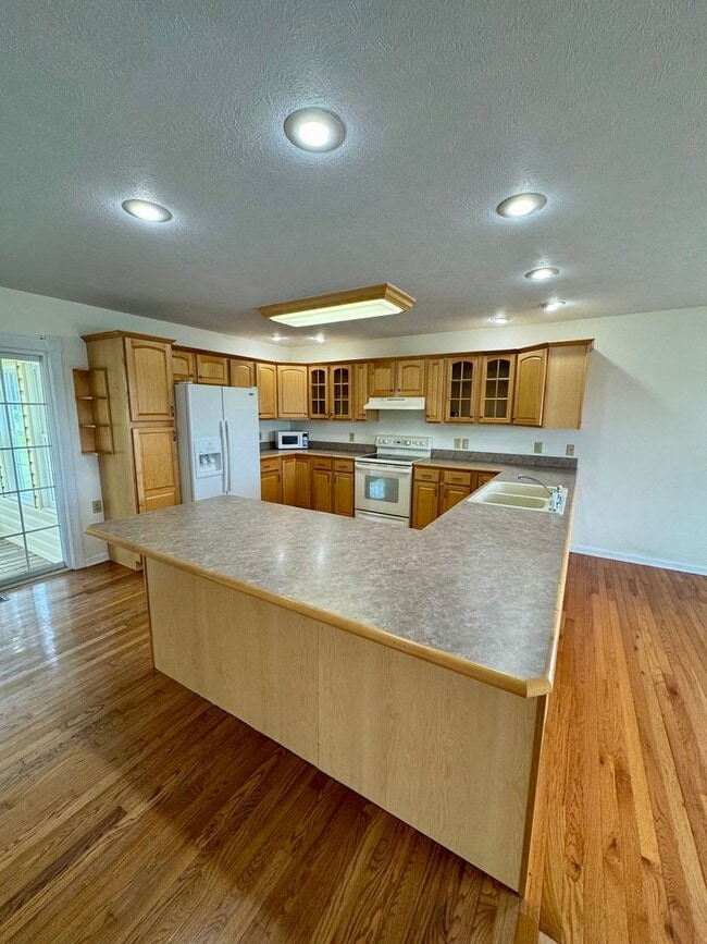 Building Photo - House for Rent in Broadway