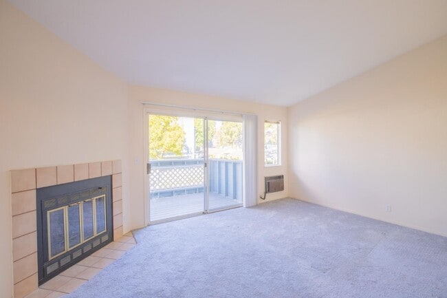 Building Photo - 1527 Four Oaks Cir