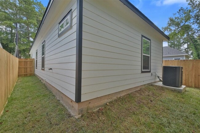 Building Photo - 352 Westchase St