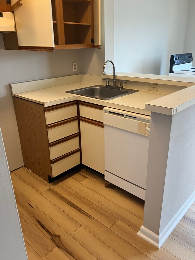 Building Photo - 1600 Park Cir