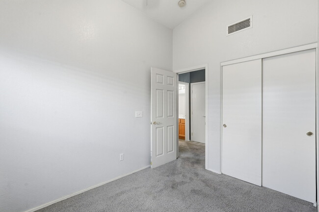 Building Photo - 542 N Palo Verde