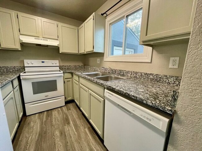 Building Photo - Spacious 3-bedroom, 2.5-bathroom Townhome