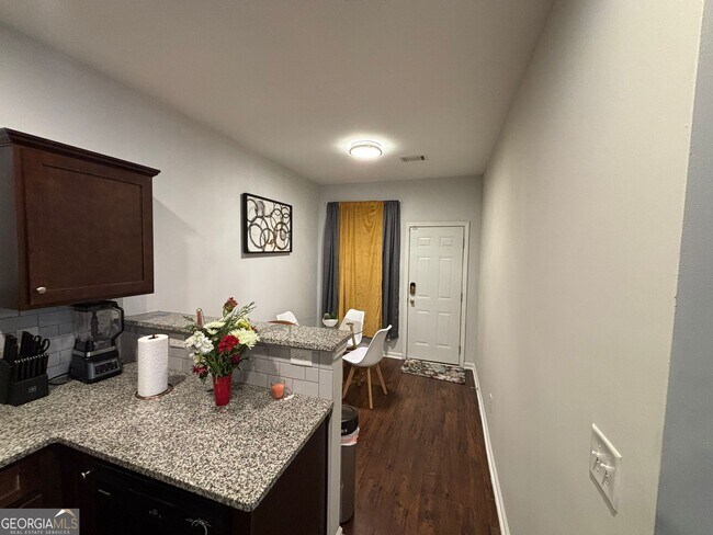 Building Photo - 518 Tulip Ln