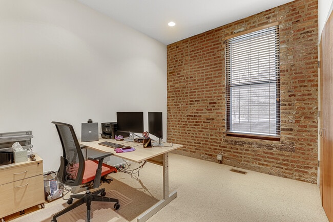 Building Photo - 944 W Lake St