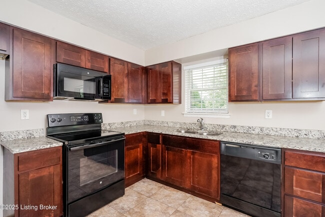 Building Photo - 8204 Rochelle Rd