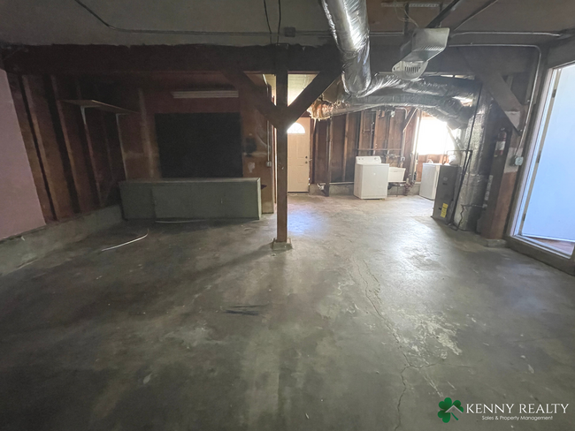 Building Photo - Three Bedroom, Two Bathroom with Large Bac...