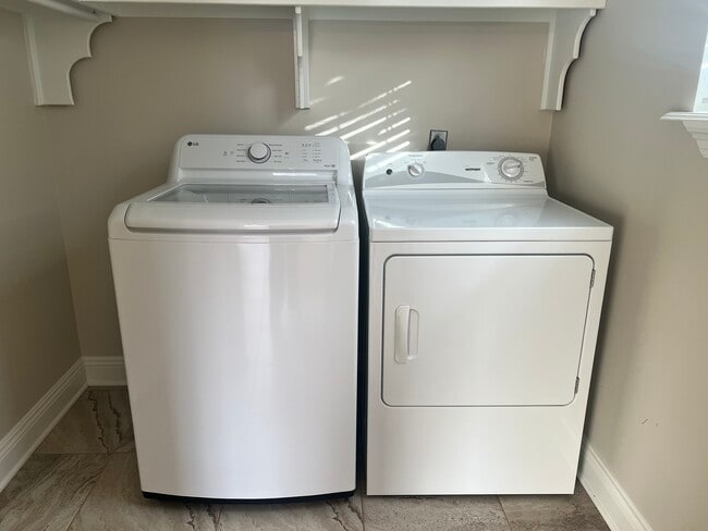 Building Photo - 225 Brett Dr