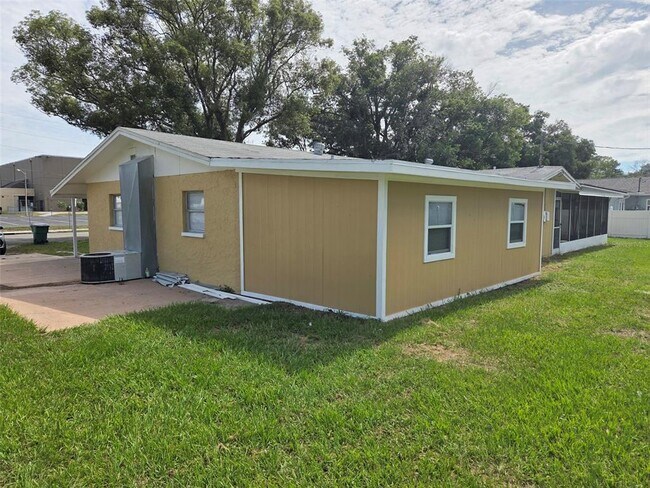 Building Photo - 38300 Henry Dr