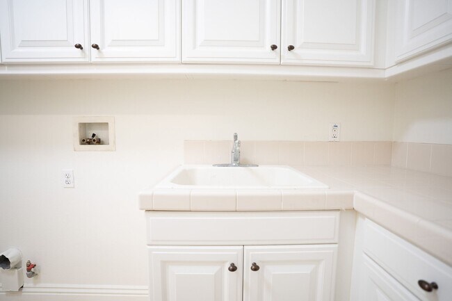 Building Photo - Exceptional estate Located In the highly desirable College Park Community.