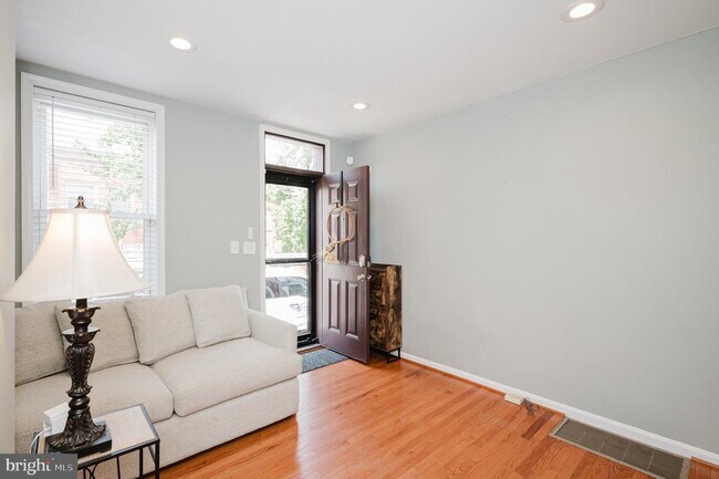 Building Photo - 917 Baylis St